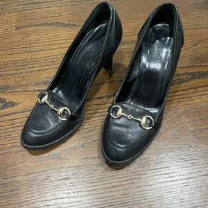 Gucci black leather shoes with gold horse bit